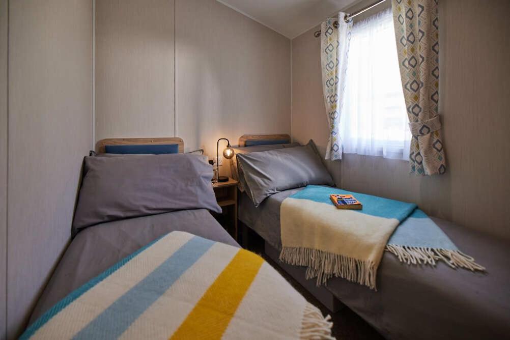 Nirvana Coastal Retreat Holiday Home Cayton Buitenkant foto