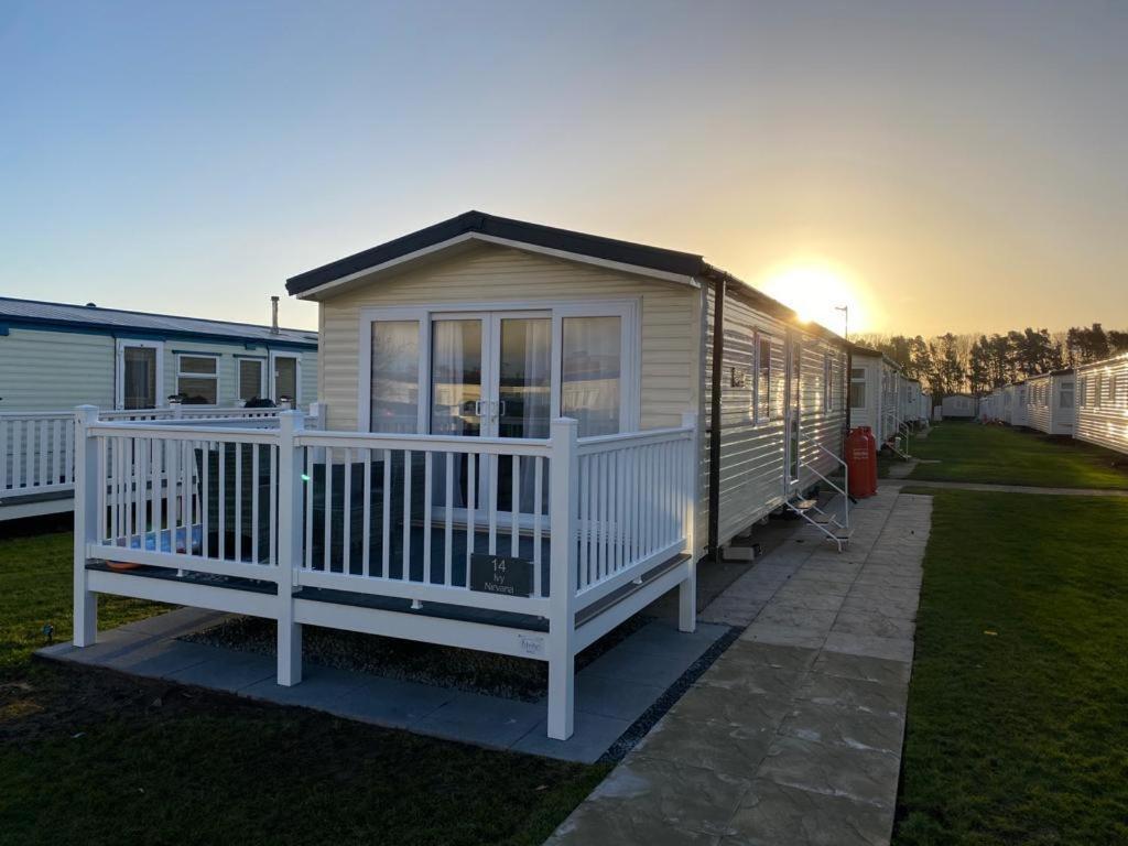 Nirvana Coastal Retreat Holiday Home Cayton Buitenkant foto